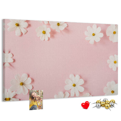 Pizarra de corcho con estampado floral sobre fondo rosa