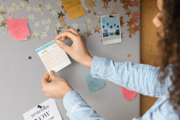 Tablero de corcho decorativo con diseño de estrellas doradas sobre fondo gris