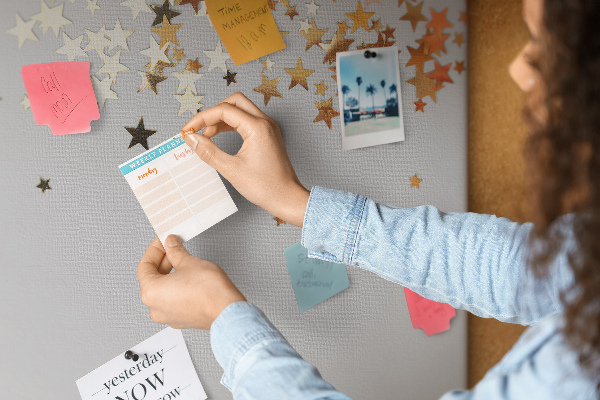Tablero de corcho decorativo con diseño de estrellas doradas sobre fondo gris