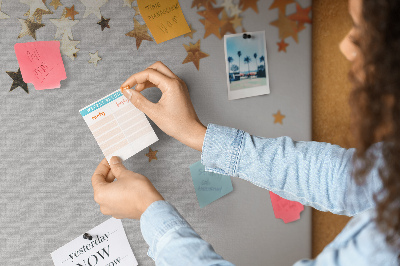 Tablero de corcho decorativo con diseño de estrellas doradas sobre fondo gris
