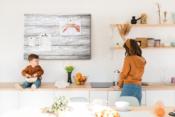 Tablero de anuncios de madera rústica con acabado blanco
