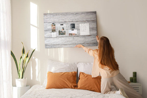 Tablero de anuncios de madera rústica con acabado blanco