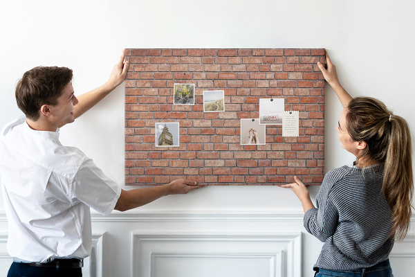 Pizarra de corcho con diseño de pared de ladrillo en tonos cálidos
