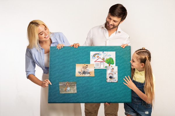 Tablero de anuncios con diseño de formas geométricas en tonos azules