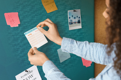 Tablero de anuncios con diseño de formas geométricas en tonos azules