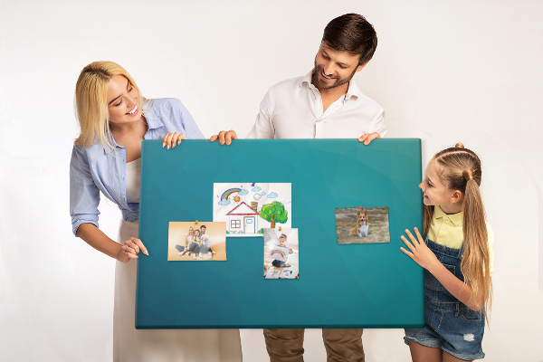 Tablero de anuncios con diseño de formas geométricas en tonos azules