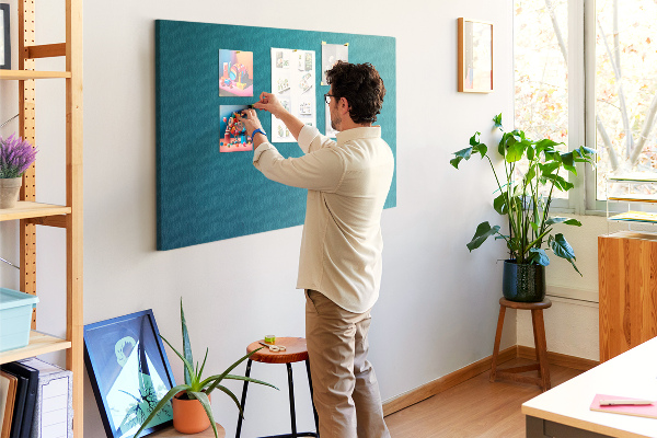 Tablero de anuncios con diseño de formas geométricas en tonos azules