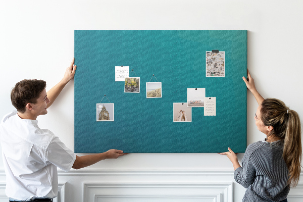 Tablero de anuncios con diseño de formas geométricas en tonos azules