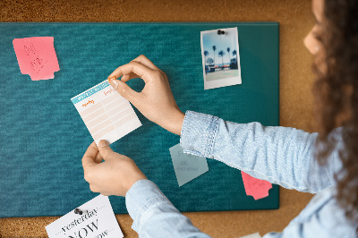 Tablero de anuncios con diseño de formas geométricas en tonos azules