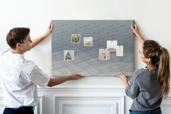 Tablero de corcho decorado con diseño de triángulos geométricos en escala de grises