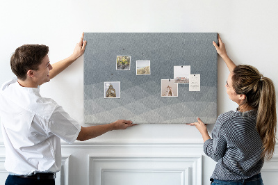 Tablero de corcho decorado con diseño de triángulos geométricos en escala de grises