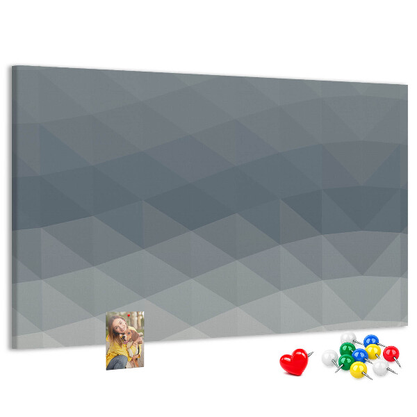 Tablero de corcho decorado con diseño de triángulos geométricos en escala de grises