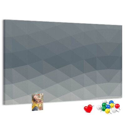 Tablero de corcho decorado con diseño de triángulos geométricos en escala de grises