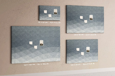 Tablero de corcho decorado con diseño de triángulos geométricos en escala de grises