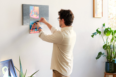 Tablero de corcho decorado con diseño de triángulos geométricos en escala de grises