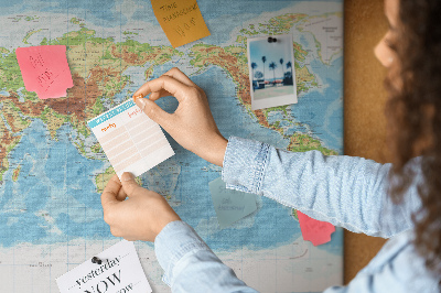 Tablero de anuncios mapa del mundo con los continentes coloreados