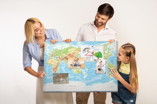 Tablero de anuncios mapa del mundo con los continentes coloreados