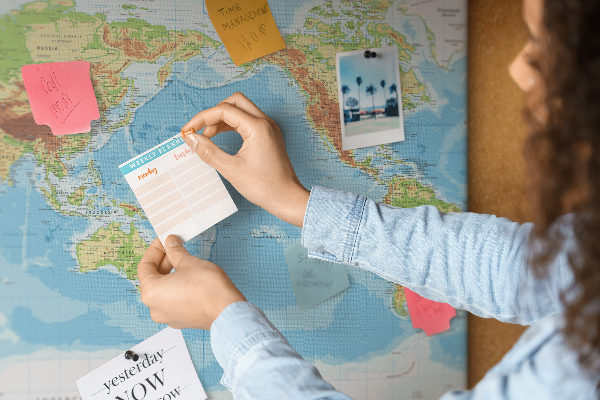 Tablero de anuncios mapa del mundo con los continentes coloreados