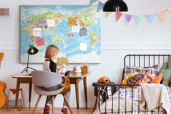 Tablero de anuncios mapa del mundo con los continentes coloreados