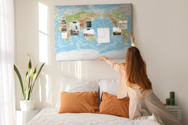 Tablero de anuncios mapa del mundo con los continentes coloreados