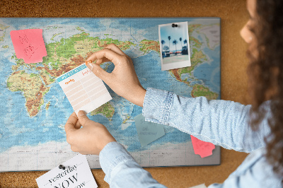 Tablero de anuncios mapa del mundo con los continentes coloreados