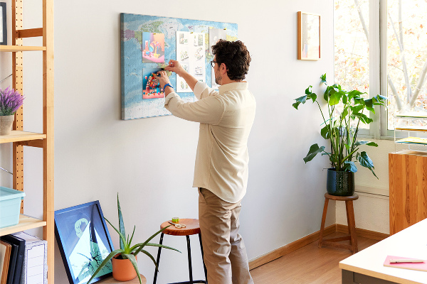 Tablero de anuncios mapa del mundo con los continentes coloreados
