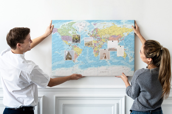 Tablero de anuncios mapa del mundo con los continentes coloreados