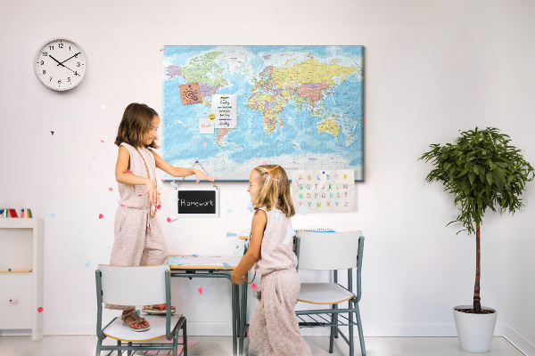 Tablero de anuncios mapa del mundo con los continentes coloreados