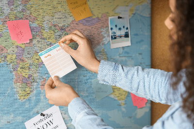 Tablero de anuncios mapa del mundo con los continentes coloreados