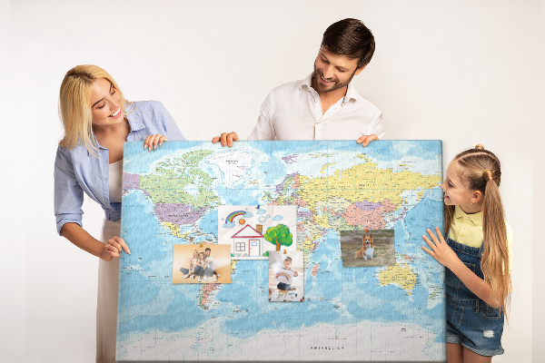 Tablero de anuncios mapa del mundo con los continentes coloreados
