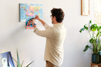 Tablero de anuncios mapa del mundo con los continentes coloreados