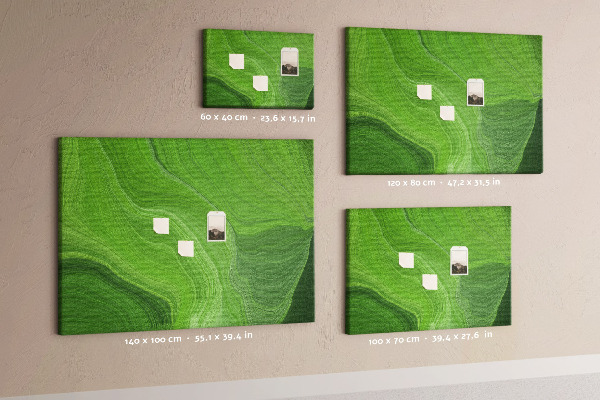 Tablero de corcho decorado con diseño de ondas verdes y líneas delicadas
