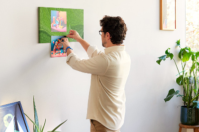 Tablero de corcho decorado con diseño de ondas verdes y líneas delicadas