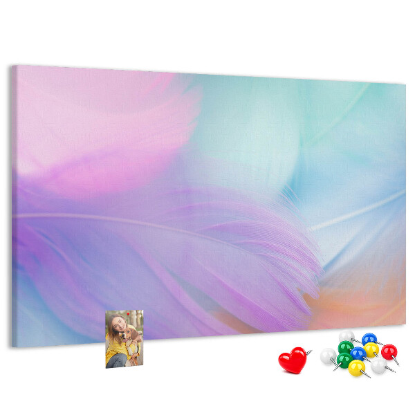 Tablero de anuncios con diseño de delicadas plumas en tonos pastel