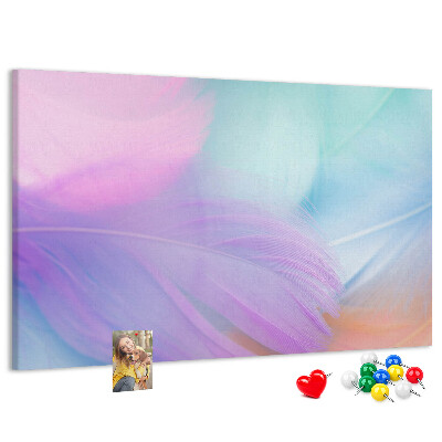Tablero de anuncios con diseño de delicadas plumas en tonos pastel