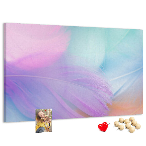 Tablero de anuncios con diseño de delicadas plumas en tonos pastel