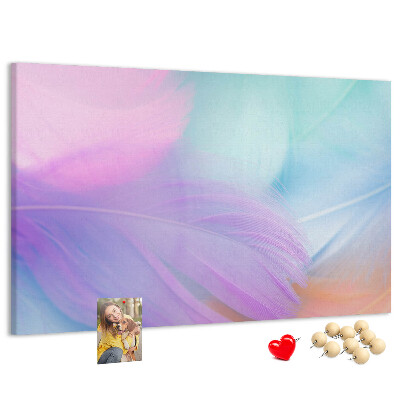 Tablero de anuncios con diseño de delicadas plumas en tonos pastel