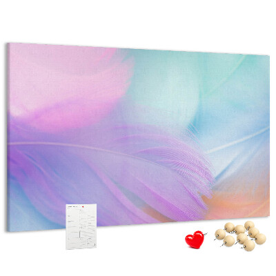 Tablero de anuncios con diseño de delicadas plumas en tonos pastel