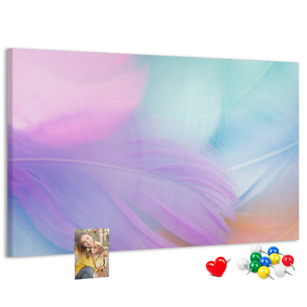 Tablero de anuncios con diseño de delicadas plumas en tonos pastel