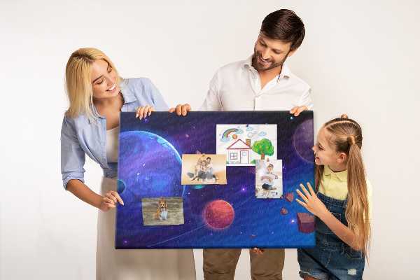 Pizarra de corcho con diseño de paisaje espacial de planetas y asteroides