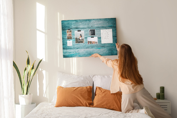 Tablero de corcho decorativo con diseño de tablones de madera en tonos verdes y azules