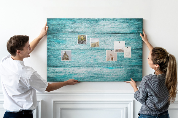 Tablero de corcho decorativo con diseño de tablones de madera en tonos verdes y azules