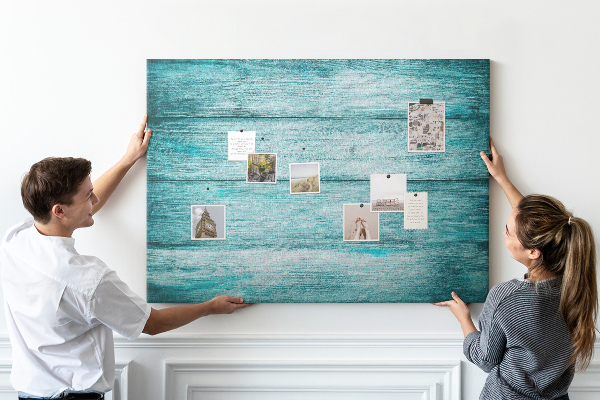 Tablero de corcho decorativo con diseño de tablones de madera en tonos verdes y azules