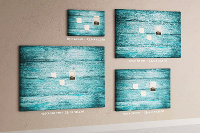 Tablero de corcho decorativo con diseño de tablones de madera en tonos verdes y azules