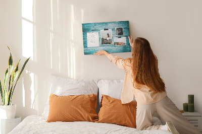 Tablero de corcho decorativo con diseño de tablones de madera en tonos verdes y azules