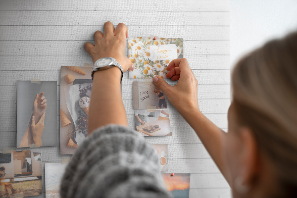 Tablero de anuncios de corcho blanco con marco estilo madera