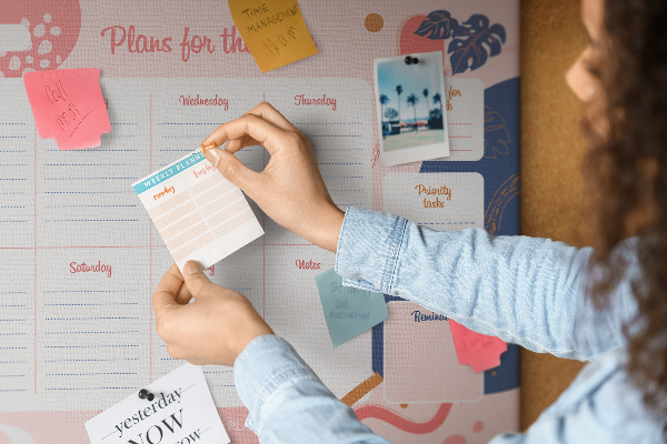 Agenda semanal con diseño de motivos vegetales