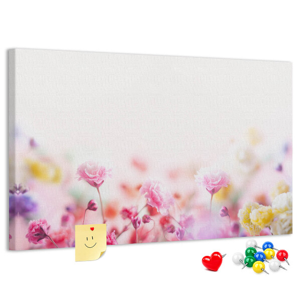 Tablero de corcho decorado con estampado floral en tonos pastel