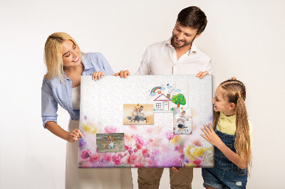 Tablero de corcho decorado con estampado floral en tonos pastel