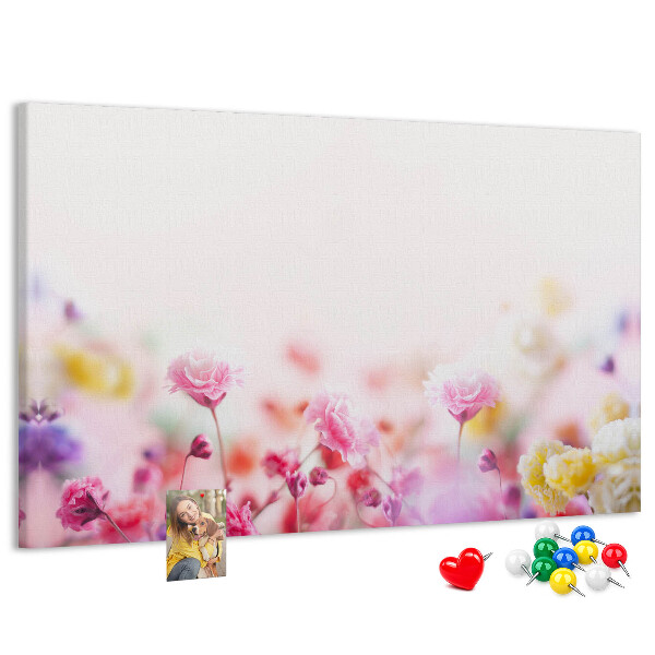 Tablero de corcho decorado con estampado floral en tonos pastel